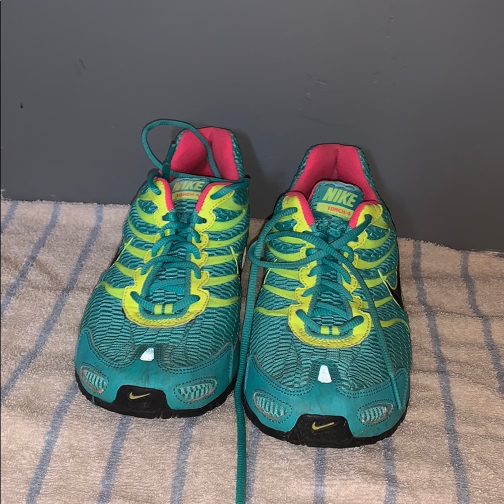 Womens NIKE torch 4
